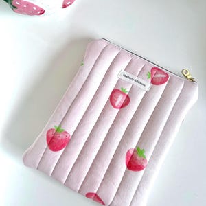 Pink Strawberry Quilted Kindle Sleeve: Padded Cotton E-Reader Cover