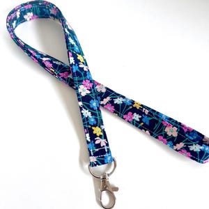 Cordão floral de tecido Liberty para chaves, cartões de acesso, chaveiro, usb, cordão para professores, presente, bibliotecário, colega, floral escuro