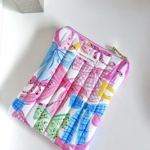 Pink bows quilted Kindle sleeve, cotton kindle cover, gift for her, travel essentials, ereader case, padded e-reader sleeve, book lover gift