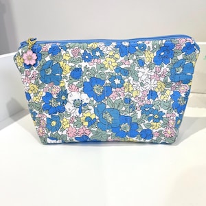 Trousse de toilette matelassée faite main : pochette fleurie en coton Liberty