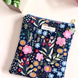 Midnight florals quilted Kindle sleeve, cotton kindle cover, gift for her, travel essentials, padded e-reader sleeve, book lover gift