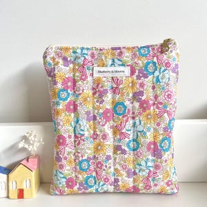 Pastel Florals quilted Kindle sleeve, cotton kindle cover, gift for her, travel essentials, padded e-reader sleeve, book lovers gift