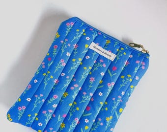 Blue ditsy floral quilted Kindle sleeve, cotton kindle cover, gift for her, travel essentials, padded e-reader sleeve, book lover gift