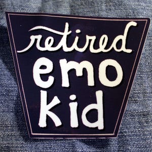 Retired Emo Kid - Pop Punk - Rock - 2000er Jahre Musik Aufkleber