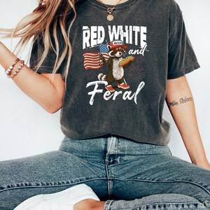 Red White And Feral T-Shirt 4th Of July Raccoon Tee, Patriotic Humor Sweatshirt, Independence Day Crewneck, Funny American Flag Gift Bild 2