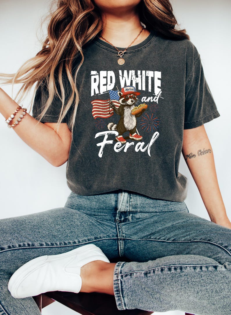 Red White And Feral T-Shirt 4th Of July Raccoon Tee, Patriotic Humor Sweatshirt, Independence Day Crewneck, Funny American Flag Gift Bild 2