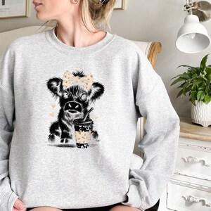 Highland Cow Sweatshirt Coffee Lover Crewneck, Cute Cow Shirt, Trendy Farm Animal Graphic Tee, Gift For Her Bild 4