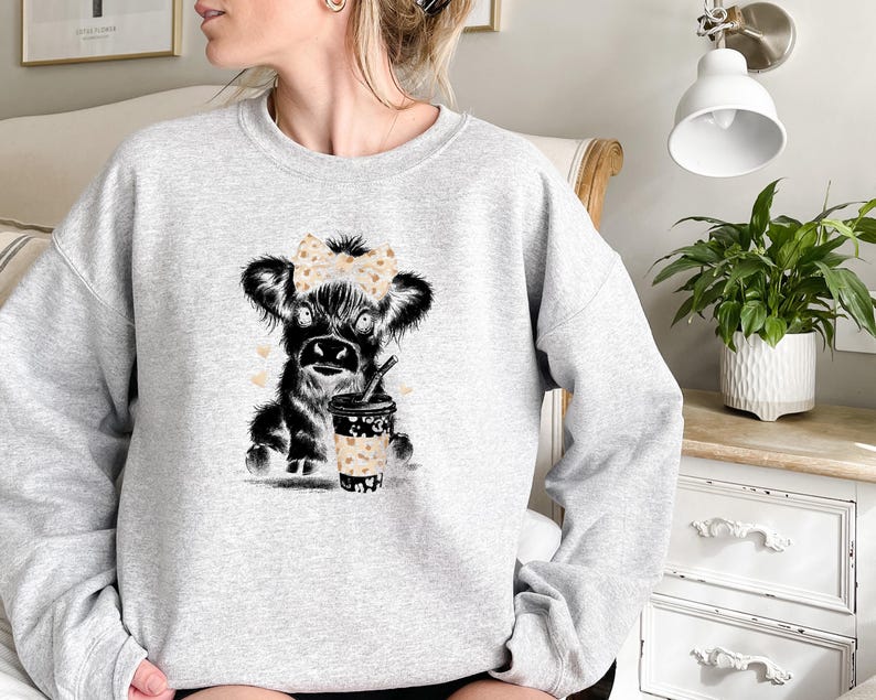 Highland Cow Sweatshirt Coffee Lover Crewneck, Cute Cow Shirt, Trendy Farm Animal Graphic Tee, Gift For Her Bild 4