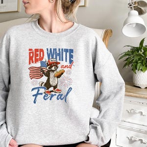 Red White And Feral T-Shirt 4th Of July Raccoon Tee, Patriotic Humor Sweatshirt, Independence Day Crewneck, Funny American Flag Gift Bild 6