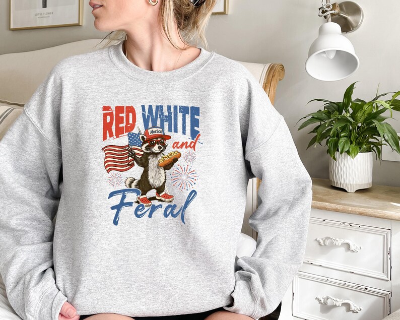 Red White And Feral T-Shirt 4th Of July Raccoon Tee, Patriotic Humor Sweatshirt, Independence Day Crewneck, Funny American Flag Gift Bild 6