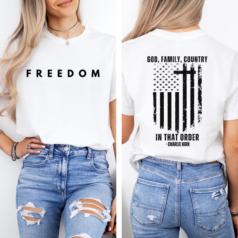 Peut inclure: T-shirt blanc avec le mot "FREEDOM" imprim&eacute; en noir sur le devant. Le dos du t-shirt pr&eacute;sente un motif de drapeau am&eacute;ricain vieilli avec une croix et le texte "GOD, FAMILY, COUNTRY IN THAT ORDER - CHARLIE KIRK."
