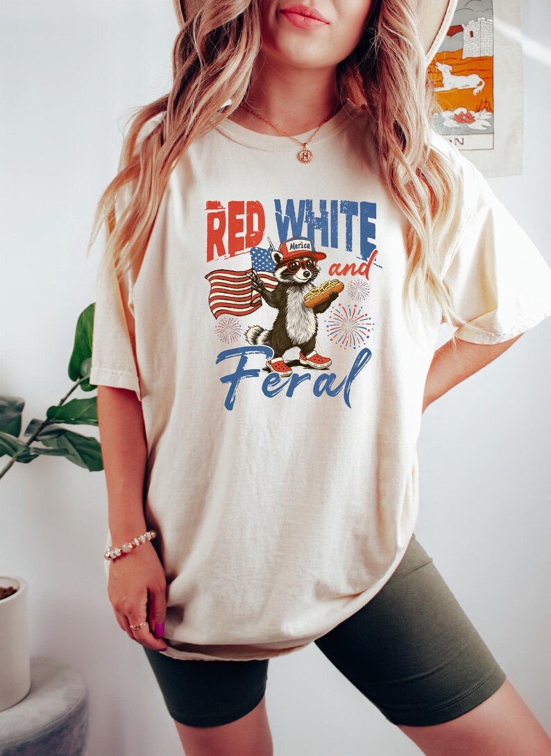 Red White And Feral T-Shirt 4th Of July Raccoon Tee, Patriotic Humor Sweatshirt, Independence Day Crewneck, Funny American Flag Gift Bild 1