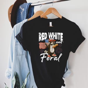 Red White And Feral T-Shirt 4th Of July Raccoon Tee, Patriotic Humor Sweatshirt, Independence Day Crewneck, Funny American Flag Gift Bild 4