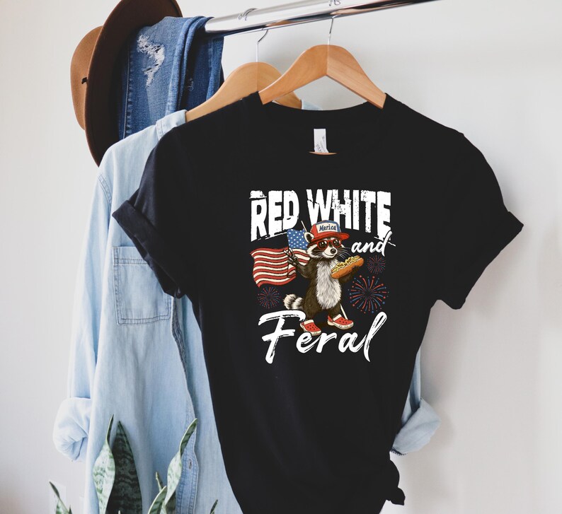 Red White And Feral T-Shirt 4th Of July Raccoon Tee, Patriotic Humor Sweatshirt, Independence Day Crewneck, Funny American Flag Gift Bild 4