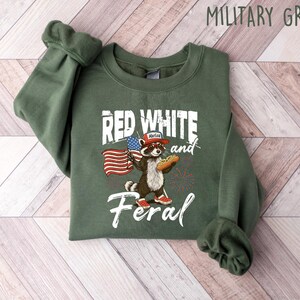 Red White And Feral T-Shirt 4th Of July Raccoon Tee, Patriotic Humor Sweatshirt, Independence Day Crewneck, Funny American Flag Gift Bild 5