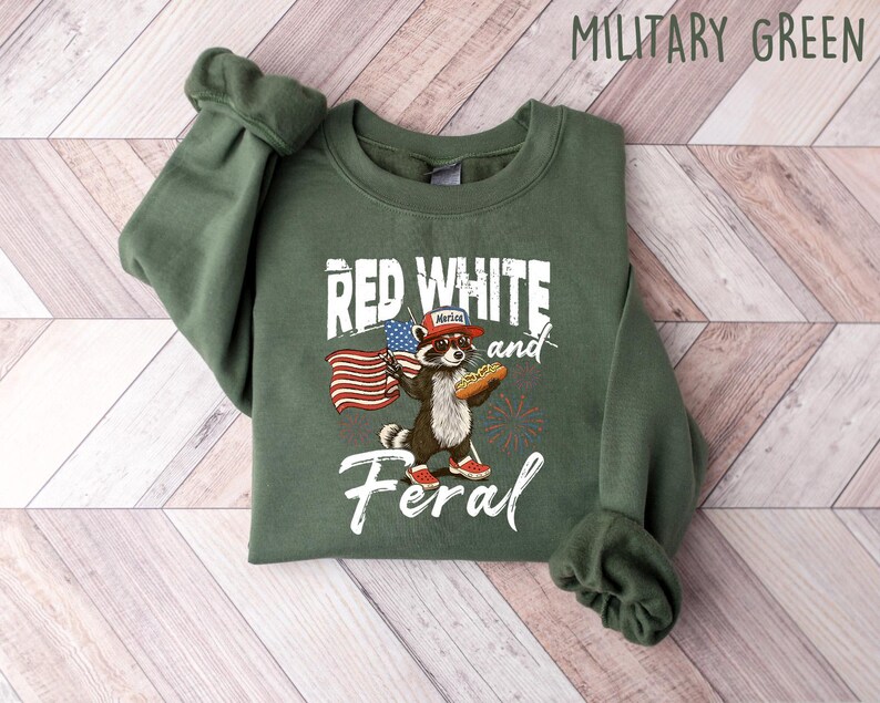 Red White And Feral T-Shirt 4th Of July Raccoon Tee, Patriotic Humor Sweatshirt, Independence Day Crewneck, Funny American Flag Gift Bild 5