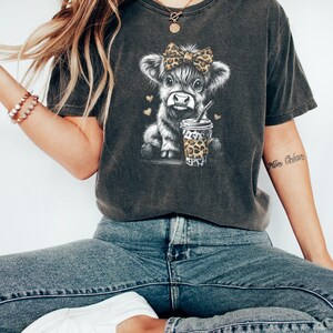 Highland Cow Sweatshirt Coffee Lover Crewneck, Cute Cow Shirt, Trendy Farm Animal Graphic Tee, Gift For Her Bild 5