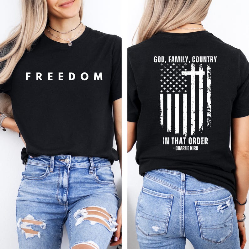 Peut inclure: T-shirt noir avec le mot "FREEDOM" en lettres blanches sur le devant. Le dos du t-shirt pr&eacute;sente un motif de drapeau am&eacute;ricain vieilli avec une croix et le texte "GOD, FAMILY, COUNTRY IN THAT ORDER - CHARLIE KIRK."