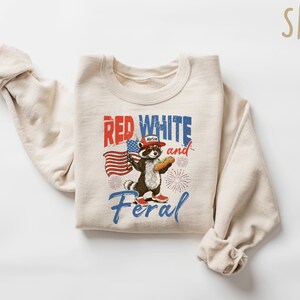 Red White And Feral T-Shirt 4th Of July Raccoon Tee, Patriotic Humor Sweatshirt, Independence Day Crewneck, Funny American Flag Gift Bild 3