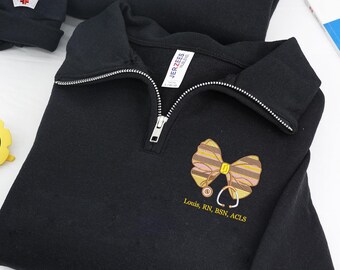 Sudadera personalizada con cremallera de un cuarto para enfermera de parto y alumbramiento, sudadera con cremallera de un cuarto bordada para enfermera de parto y alumbramiento, regalo para la UCIN, regalos para enfermeras