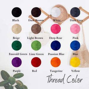 Puede incluir: Una carta de colores que muestra los colores de hilo, incluyendo negro, marr&oacute;n oscuro, blanco y gris oscuro. Otros colores incluyen beige, marr&oacute;n claro, rosa intenso, rosa, verde esmeralda, verde lima, azul prusiano, azul, morado, rojo, mandarina y amarillo. El texto "Thread Color" est&aacute; en la parte inferior.