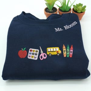 Apple Hoodie mit Namen besticktes Sweatshirt | Zurück zu Schule Lehrer Sweatshirt | Besticktes Klassenzimmer Shirt | Geschenk für Lehrer