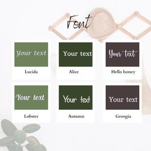 Puede incluir: Imagen que muestra estilos de fuente. Seis cuadros de texto muestran diferentes fuentes: Lucida, Alice, Hello Honey, Lobster, Autumn y Georgia. Cada cuadro tiene las palabras "Your text" en un color contrastante, lo que demuestra la apariencia de la fuente. Un sombrero y un perchero de madera est&aacute;n en el fondo.