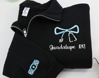 Bluza z nadrukiem dla pielęgniarki z zamkiem błyskawicznym na ćwierć długości, kurtka dla pielęgniarki, prezent dla pielęgniarki, prezent na ukończenie szkoły dla pielęgniarki, bluza z nadrukiem serca dla pielęgniarki