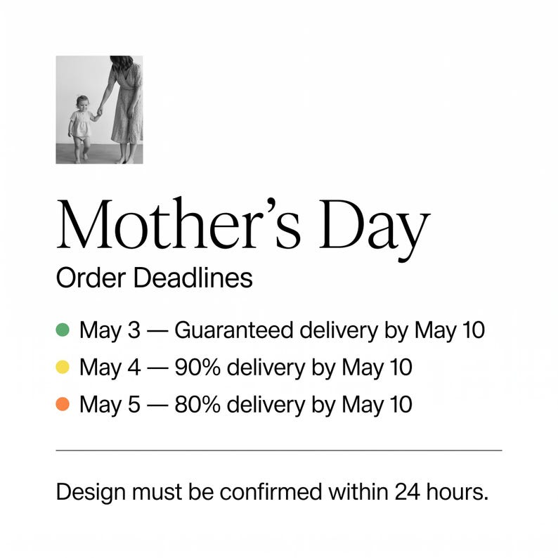 Może przedstawiać: Obraz z tekstem "Mother's Day" i "Order Deadlines". Wymienia terminy dostaw: 3, 4 i 5 maja, z datami dostaw do 10 maja. Projekt musi zostać potwierdzony w ciągu 24 godzin. Małe czarno-białe zdjęcie matki i dziecka znajduje się w lewym g&oacute;rnym rogu.