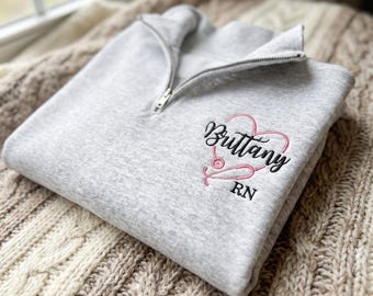 Sudadera con cremallera de un cuarto de enfermera personalizada / Jersey de enfermería personalizado / Regalo para enfermeras registradas, enfermeras practicantes, enfermeras practicantes, asistentes de enfermería certificados / Regalo de graduación para enfermeras