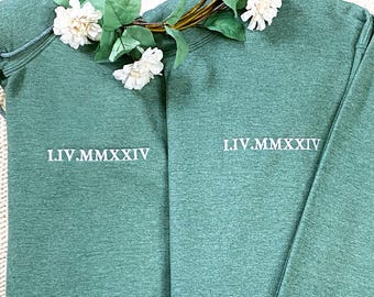 Individuell gestickter römischer Ziffern-Paar-Hoodie | Verlobung & Jahrestag Datum Geschenk