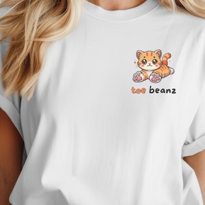 Chibi Katzen T-Shirt, süßes &#39;Toe Beans&#39; Linke Brust Design, verspieltes Kitty Grafik T-Shirt für Katzenliebhaber, weiches Unisex Shirt, Geschenk für Haustier Eltern