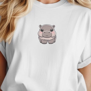 Maglietta carina Chibi Moo-Deng Baby Hippo, maglietta grafica unisex MooDeng, design anteriore e posteriore, regali per lui e per lei, amante degli ippopotami
