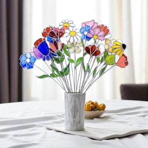 手作りステンドグラスのチューリップブーケ：鮮やかな花瓶の装飾
