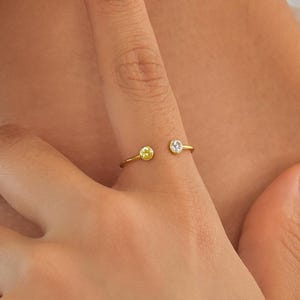 Anillo con dos piedras de nacimiento, joyería con piedras de nacimiento, anillo &quot;tú y yo&quot;, anillo de dos piedras, anillo personalizado, regalo personalizado, regalo para mamá, regalo de cumpleaños