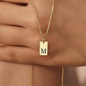 Collar con inicial, colgante con letra grabada personalizada, mini collar con monograma y cadena de caja, dije de etiqueta pequeño, regalo para el Día del Padre