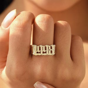 Anillo de año gótico personalizado, anillo de año apilable, anillo de fecha personalizado, anillo de cumpleaños, anillo de año inglés antiguo, regalos para el Día del Padre, graduación