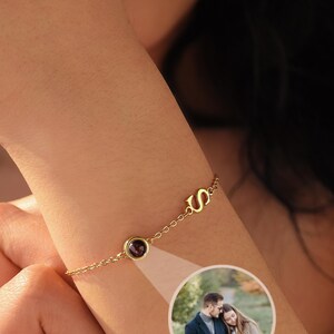 Pulsera con imagen e inicial conmemorativa, pulsera con proyección de fotos personalizada, pulsera con imagen personalizada en el interior, joyería con letras delicadas, regalo