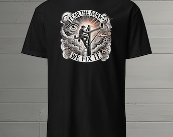 Fürchte die Dunkelheit? Wir Reparieren es!  - Lineman T-Shirt – Surrealistisches Design
