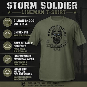 Op de afbeelding: Een olijfgroen T-shirt met korte mouwen en een afbeelding van een bebaarde schedel met een veiligheidshelm en de tekst STORM SOLDIER LINEMAN. Dit Gildan 64000 Softstyle unisex shirt is lichtgewicht, ademend en duurzaam voor dagelijks gebruik.