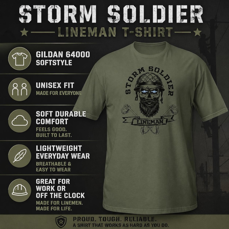 Op de afbeelding: Een olijfgroen T-shirt met korte mouwen en een afbeelding van een bebaarde schedel met een veiligheidshelm en de tekst STORM SOLDIER LINEMAN. Dit Gildan 64000 Softstyle unisex shirt is lichtgewicht, ademend en duurzaam voor dagelijks gebruik.