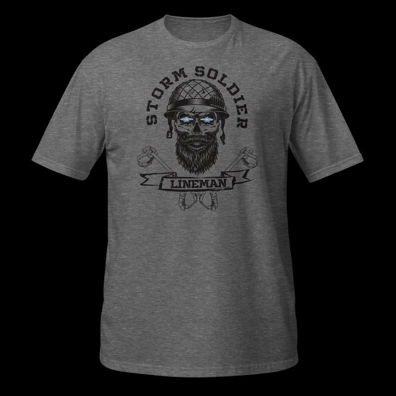 Op de afbeelding: Een grijs gem&ecirc;leerd T-shirt met korte mouwen en een zwarte afbeelding van een schedel met baard en helm met gloeiende blauwe ogen. De tekst STORM SOLDIER staat in een boog boven de schedel en LINEMAN staat op een banner eronder.