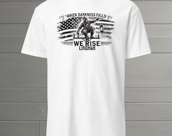 Wenn die Dunkelheit fällt, steigen wir - Lineman T-Shirt | Amerikanischer Jagdflieger