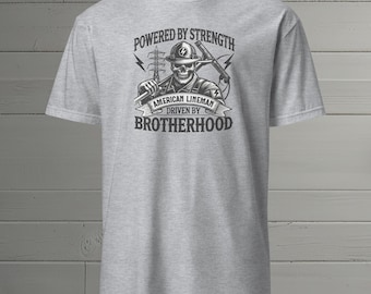 Angetrieben durch Stärke, angetrieben durch Bruderschaft - American Lineman T-Shirt Geschenk - Unisex Tee