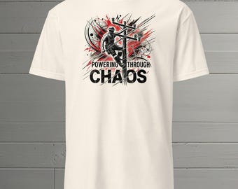 Powering Durch Chaos Trash Polka Design Lineman T-Shirt - Unisex Softstyle Geschenk Tee