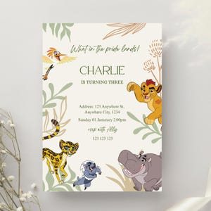 Op de afbeelding: Een verjaardagsuitnodiging met een crèmekleurige achtergrond en cartoonfiguren. De tekst luidt "What in the pride lands!" en "Charlie wordt drie." De uitnodiging bevat het adres, de datum, de tijd en RSVP-informatie.