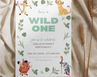 Puede incluir: Una tarjeta de invitación blanca con el texto "he's a WILD ONE" en verde. La tarjeta presenta ilustraciones de animales de dibujos animados, incluyendo un cachorro de león, Timón, Pumbaa y Rafiki. La invitación es para el primer cumpleaños de Arlo, programado para el 20 de diciembre de 2088.