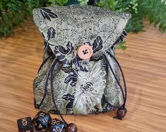 Bolsa de dados de brocado verde: bolsa de rol hecha a mano con botón de madera