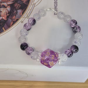Pulsera de cuentas de vidrio hechas a mano con forma de dado D20 / Pulsera de dados morados / Joyería para juegos de rol de mesa