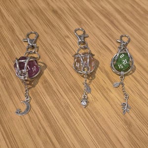 Llavero de dado D20 hecho a mano, extraíble / Accesorio RPG para fans de D&D y TTRPG